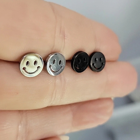 🔥LAST PAIR🔥 Smiley Face Stud Earrings, unisex - Picture 4 of 9